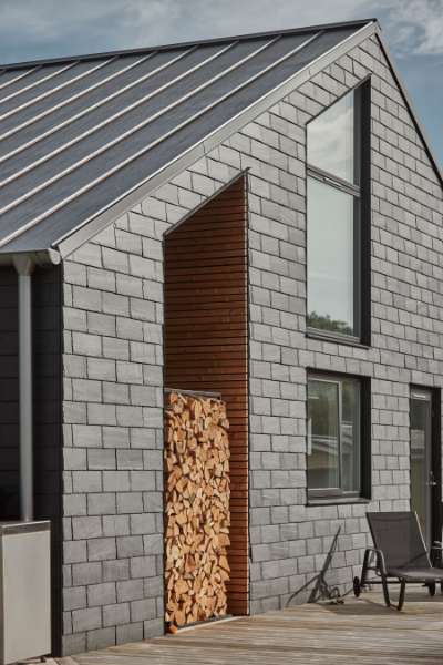 Schiefer, Holz und Stahlprofile in eleganter Symmetrie, Mågevej 11, 4040 Jyllinge, Dänemark